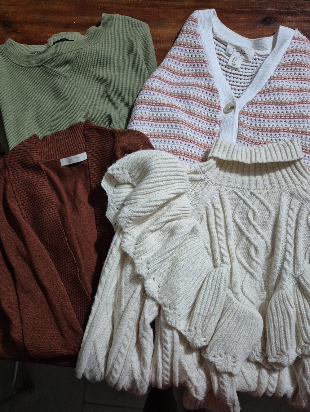 Lot of 4 Varied Knitted sweaters/Jers (Cozy/Casual style) - Size Small